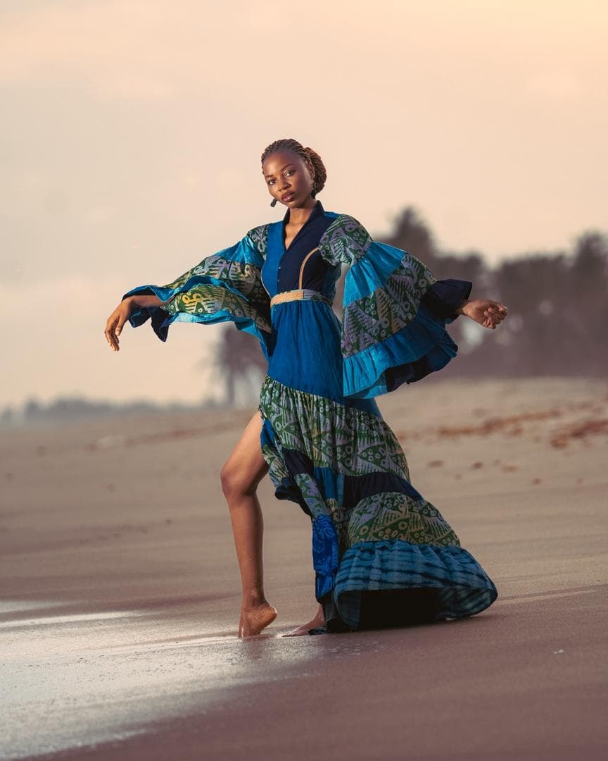 Robe Mouvement, manches volantées, danse sur le sable
