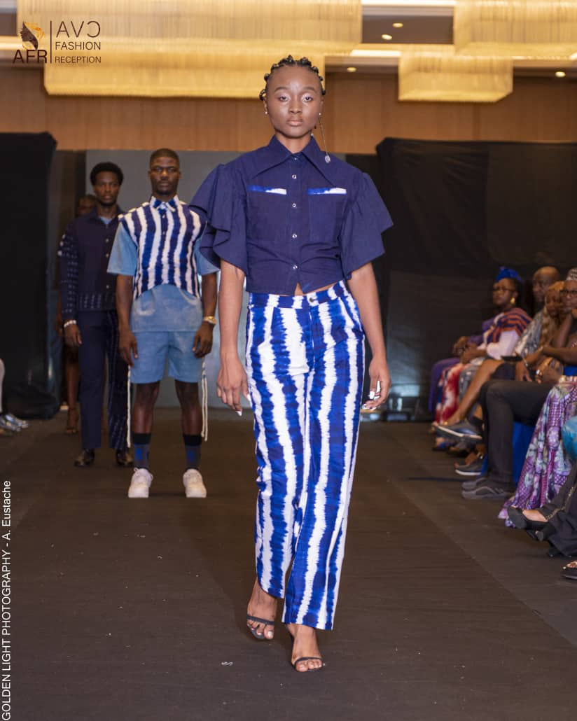 Défilé Rosy Sed — pantalon rayé bleu et blanc
